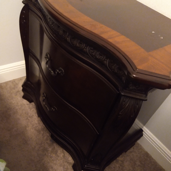 Bedroom sets - Picture 4 of 9